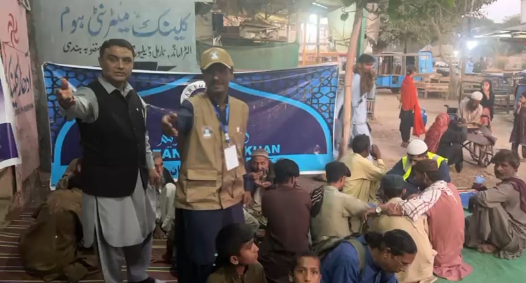 سندھ اجرک ویلفیئر ٹرسٹ  اور آدھار فاؤنڈیشن  کے زیرِ اہتمام چوتھی اجتماعی افطاری، شرکاء میں بریانی تقسیم