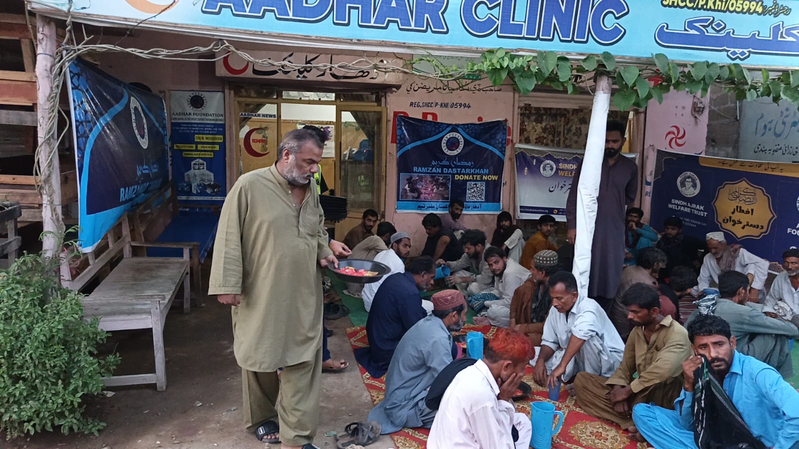 واں افطار دسترخوان – بھینس کالونی کراچی(27)