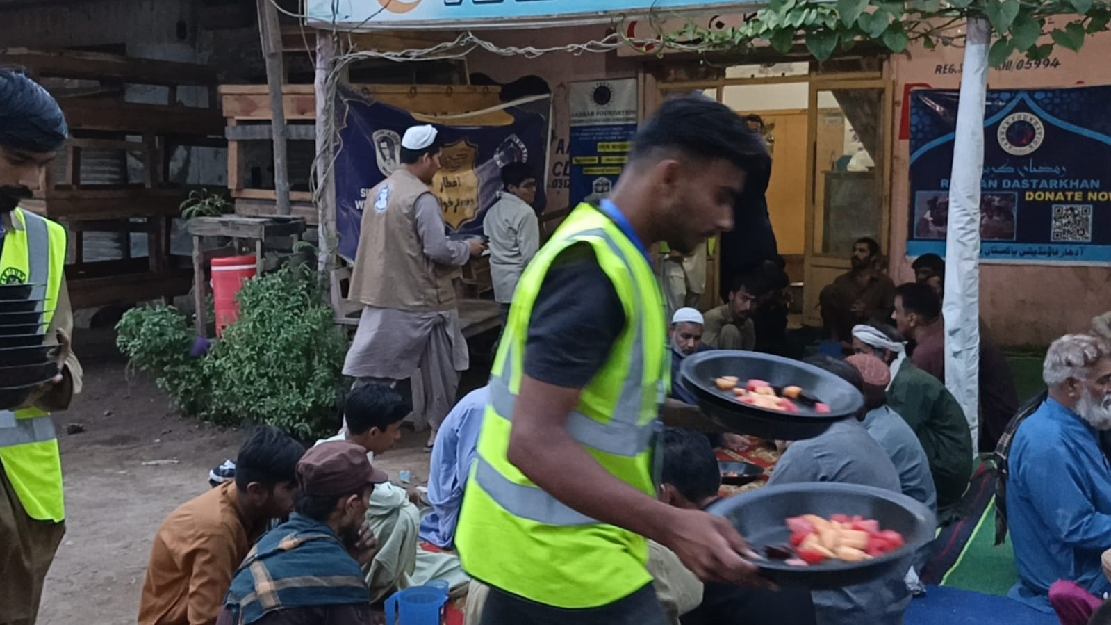 (28)واں افطار دسترخوان – بھینس کالونی کراچی